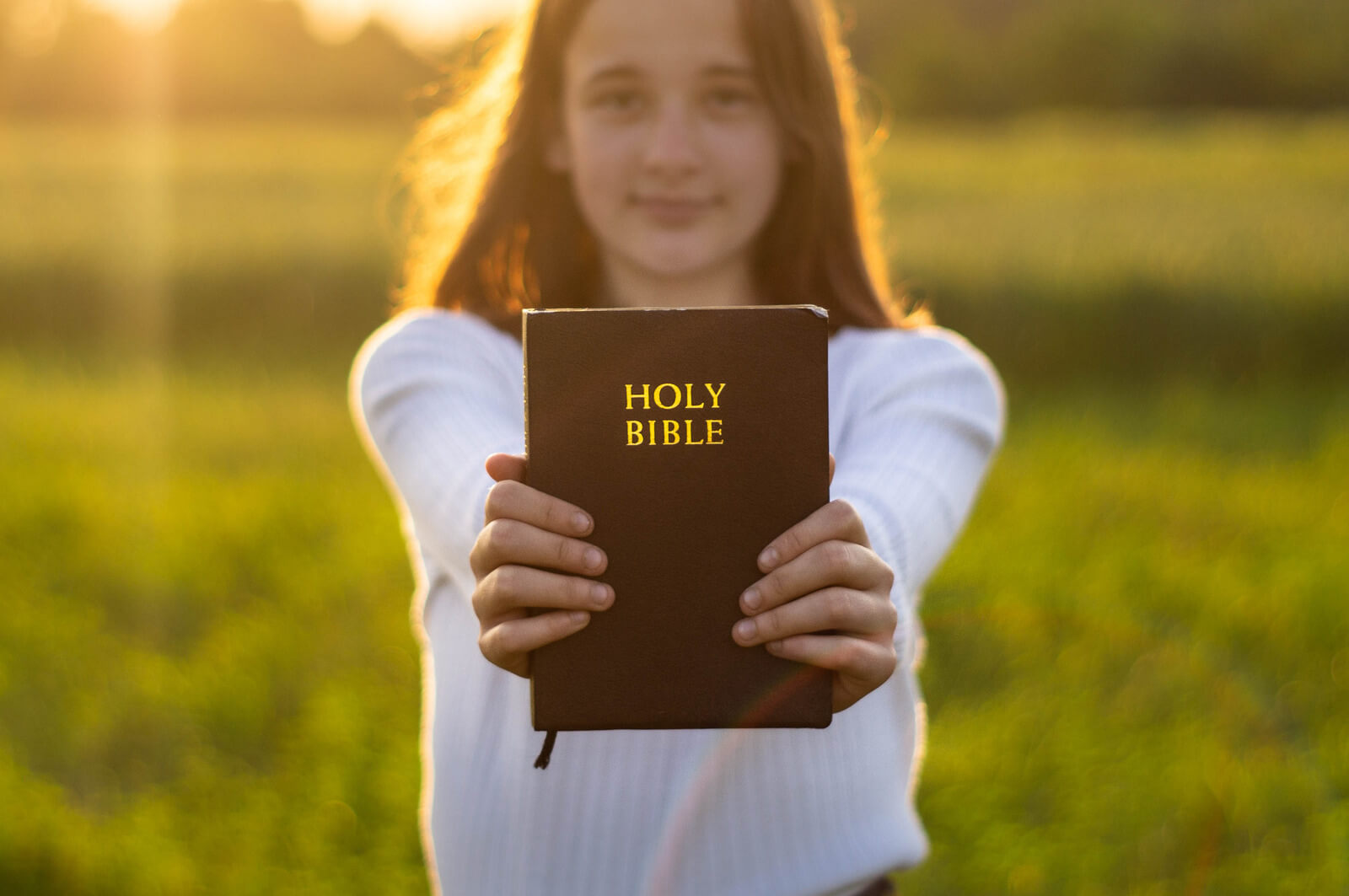 Quem foram os apóstolos de Jesus - Minha Bíblia Sagrada - Menina segurando a Bíblia