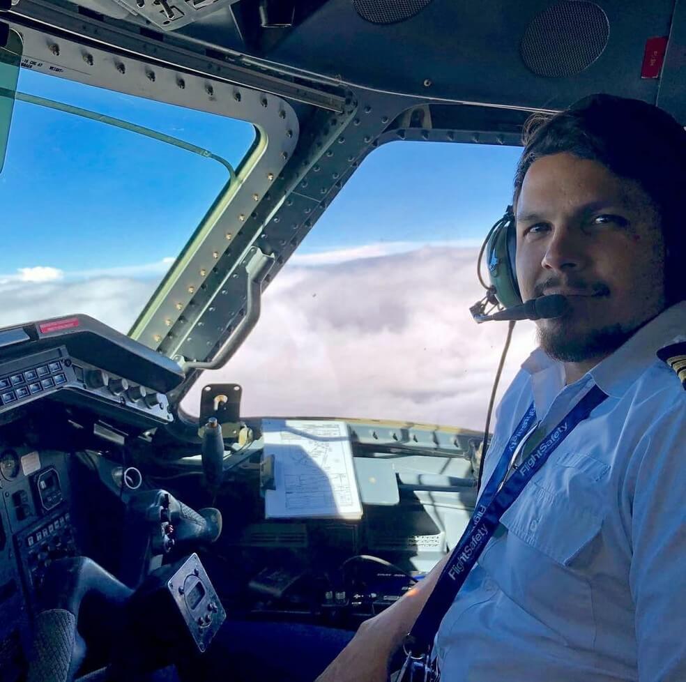 Antonio Sena, piloto de aviao numa de suas viagens. Foto Reprodução Redes Sociais